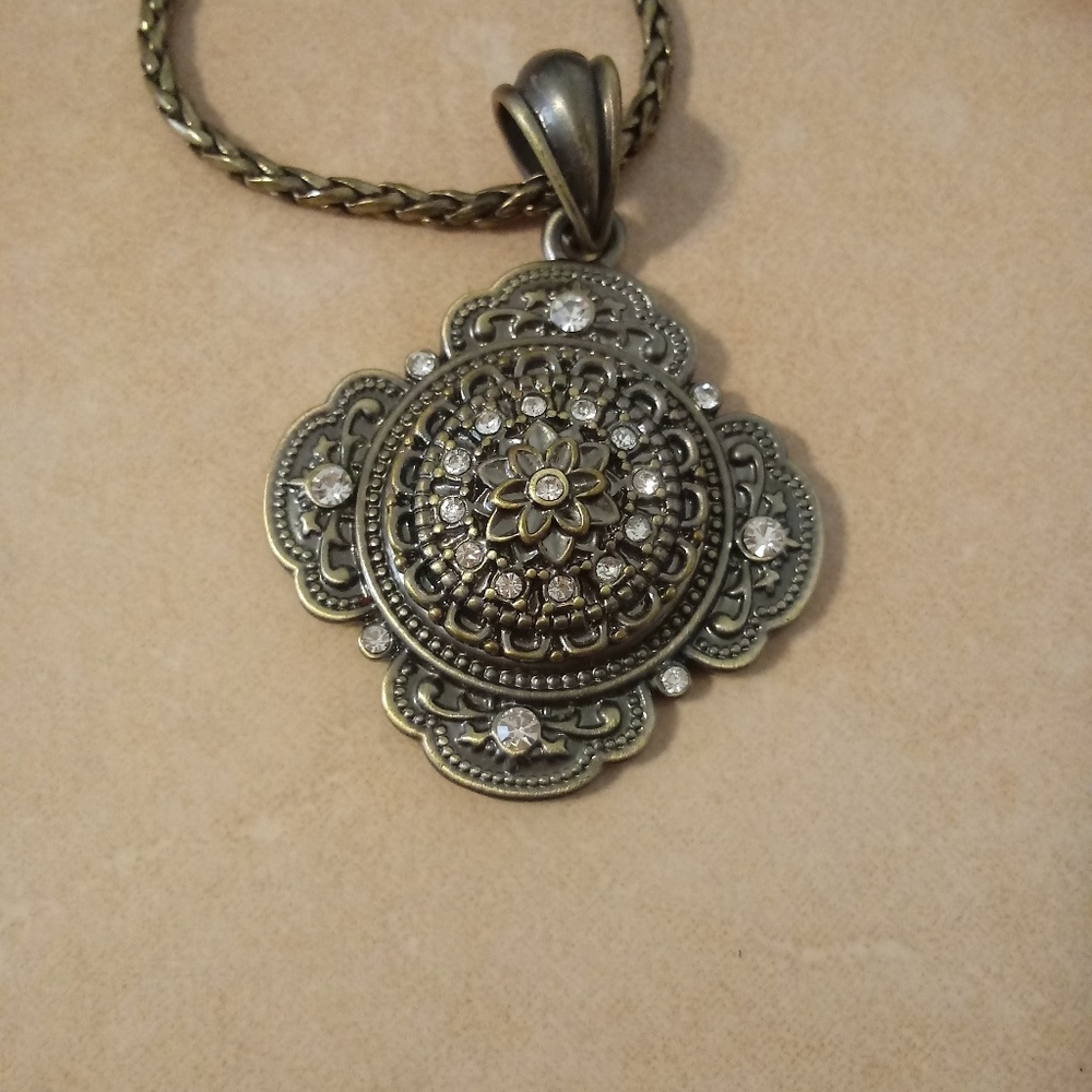 🍁Antiqued Look Medallion Pendant Silver Tone